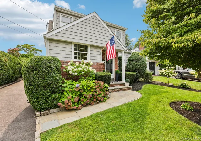 5th image of 76 Highfield Ave, North Hempstead, NY 11050 | MLS# 1036655