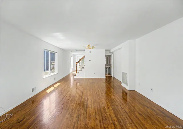 Listing Photo 4 - Condo for sale in building located at 94 Greaves Ave, New York, NY 10308