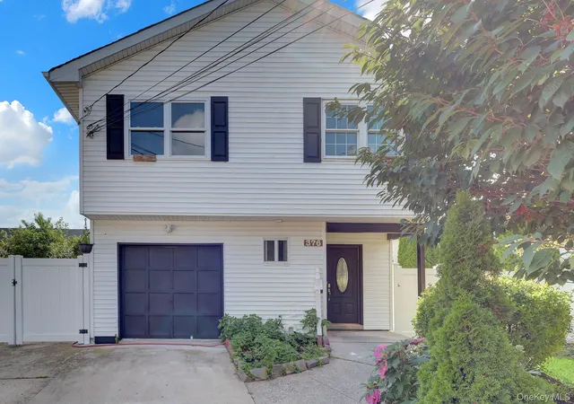 Photo 4 of Sale Pending at 376 Ferraris, Babylon, NY 11726 | MLS# 1036658 | Listing updated on 2026-09-23