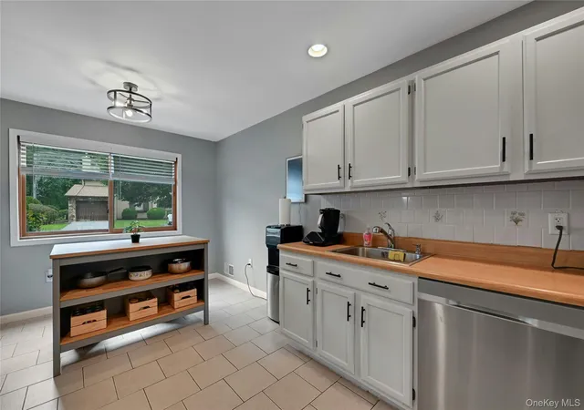 Photo 2 of Sale Pending at 255 Heritage Ln, Chester Town, NY 10950 | MLS# 1036684 | Listing updated on 2026-09-19