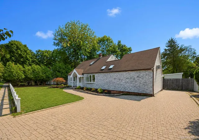 Photo 4 of Single family home for sale at 36 Fifty Acre Rd S, Smithtown, NY 11787 | MLS# 1036685 | Listing updated on 2026-10-08