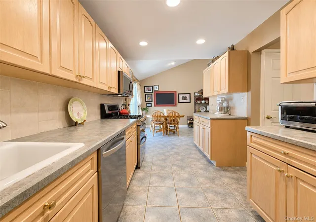 Photo 3 of Sale Pending at 8 Starlight Dr, Smithtown, NY 11725 | MLS# 1036712 | Listing updated on 2026-08-26