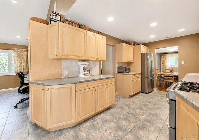 Photo 3 of Sale Pending at 8 Starlight Dr, Smithtown, NY 11725 | MLS# 1036712 | Listing updated on 2026-08-26