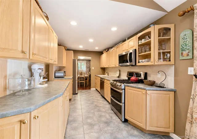 Photo 4 of Sale Pending at 8 Starlight Dr, Smithtown, NY 11725 | MLS# 1036712 | Listing updated on 2026-08-26