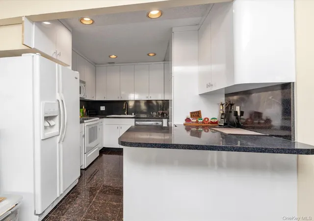 Listing Photo 4 - Condo for sale in Le Havre located at 162-30 Powells Cvs Blvd, New York, NY 11357 - Unit #2C
