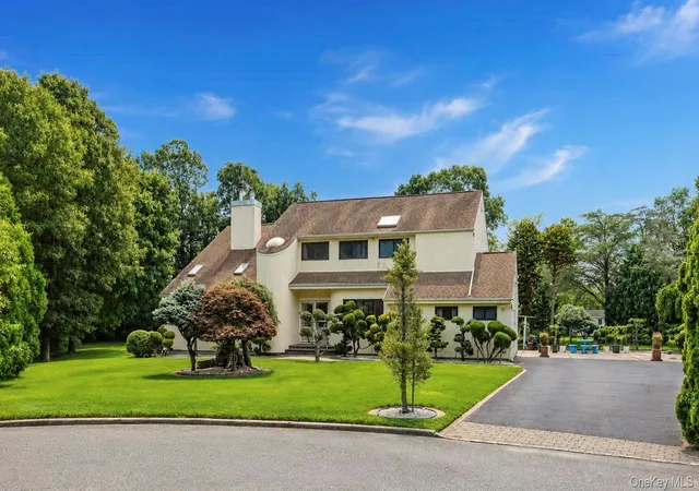 Photo 3 of Sale Pending at 5 Dohne Ct, Huntington, NY 11740 | MLS# 1036730 | Listing updated on 2026-09-16