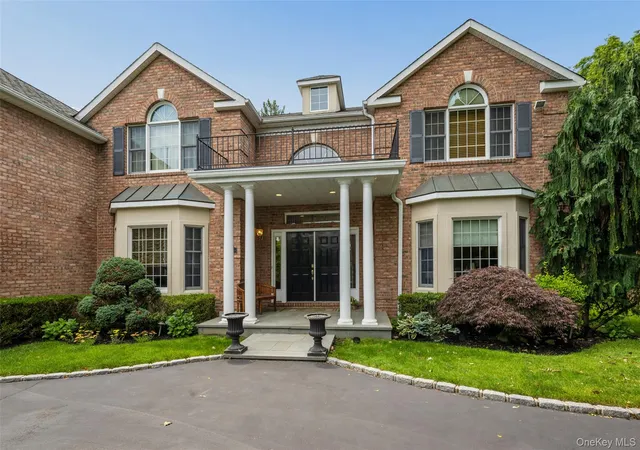2nd image of 50 Eastwoods Ct, North Hempstead, NY 11576 | MLS# 1036733