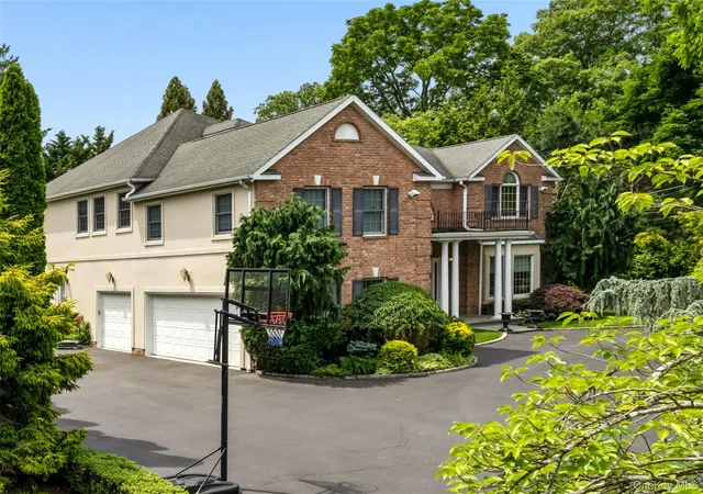 3rd image of 50 Eastwoods Ct, North Hempstead, NY 11576 | MLS# 1036733