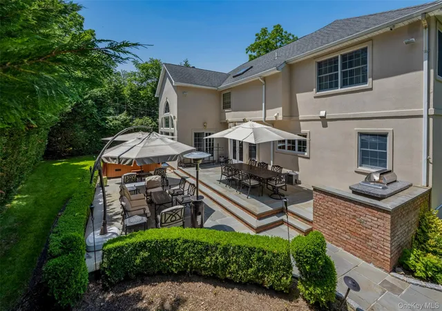 5th image of 50 Eastwoods Ct, North Hempstead, NY 11576 | MLS# 1036733