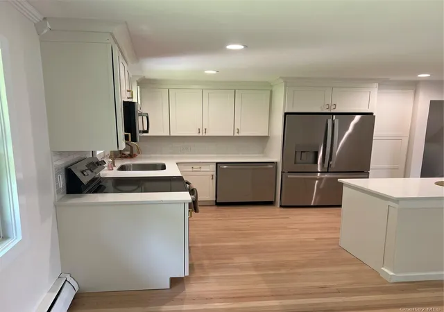 Photo 3 of Single family home for sale at 1 Morris Dr, Hyde Park, NY 12538 | MLS# 1036742 | Listing updated on 2026-09-15