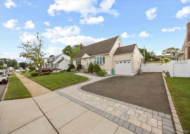 2nd image of 4060 Maywood Dr, Hempstead, NY 11783 | MLS# 1036769