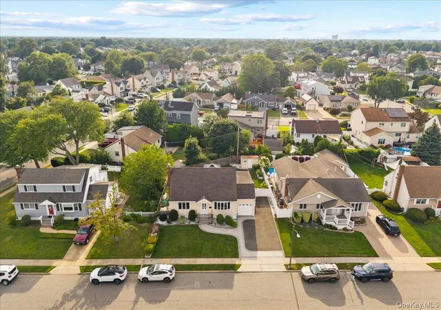 Photo 4 of Sale Pending at 4060 Maywood Dr, Hempstead, NY 11783 | MLS# 1036769 | Listing updated on 2026-10-09