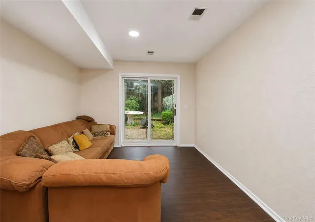 Listing Photo 3 - Condo for sale in building located at 152 Rice Ave, New York, NY 10314