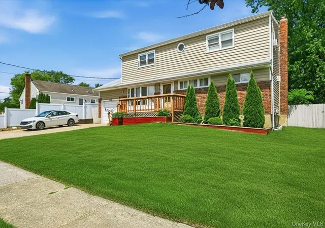 Photo 3 of Sale Pending at 23 Hampshire Dr, Oyster Bay, NY 11735 | MLS# 1036814 | Listing updated on 2026-09-02
