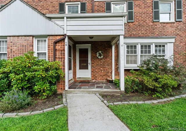 2nd image of 17 Robins Crescent #17, New Rochelle, NY 10801 | MLS# 1036843