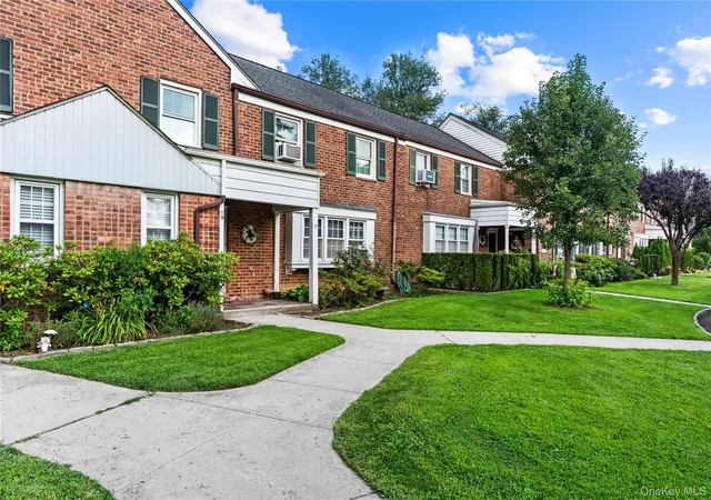 3rd image of 17 Robins Crescent #17, New Rochelle, NY 10801 | MLS# 1036843