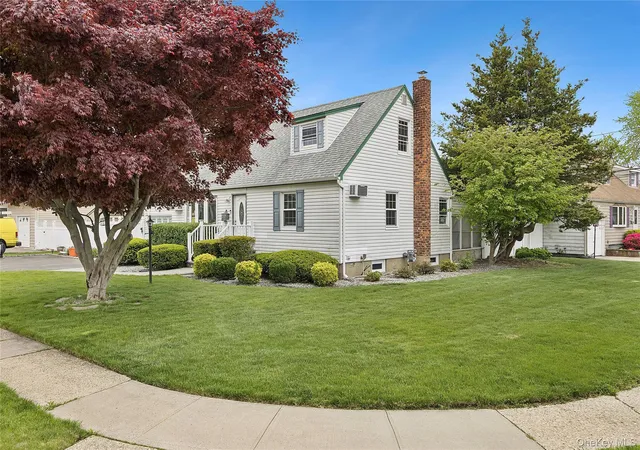 Photo 3 of Single family home for sale at 2 Dorset Ln, Oyster Bay, NY 11735 | MLS# 1036890 | Listing updated on 2026-09-13