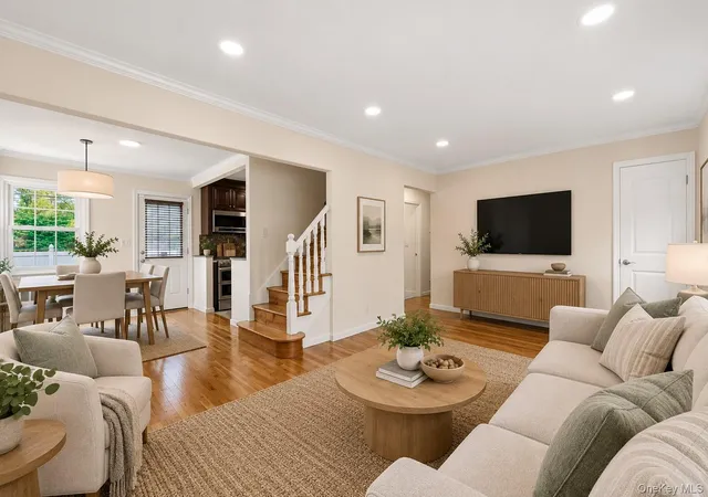 Photo 3 of Single family home for sale at 2 Dorset Ln, Oyster Bay, NY 11735 | MLS# 1036890 | Listing updated on 2026-09-13