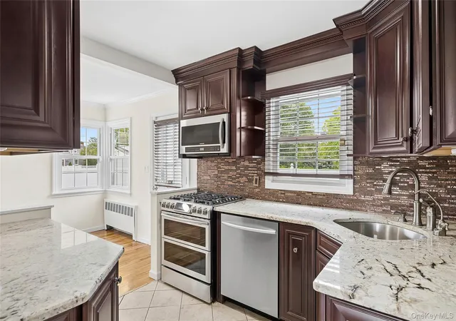 Photo 4 of Single family home for sale at 2 Dorset Ln, Oyster Bay, NY 11735 | MLS# 1036890 | Listing updated on 2026-09-13