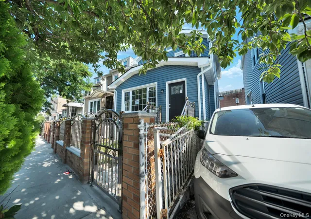 Photo 3 of Single family home for sale at 3004 La Salle Ave, New York, NY 10461 | MLS# 1036894 | Listing updated on 2026-10-06