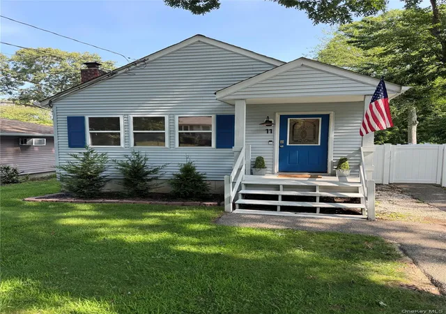 Photo 3 of Single family home for sale at 11 Huntington Rd, Brookhaven, NY 11789 | MLS# 1036901 | Listing updated on 2026-10-07