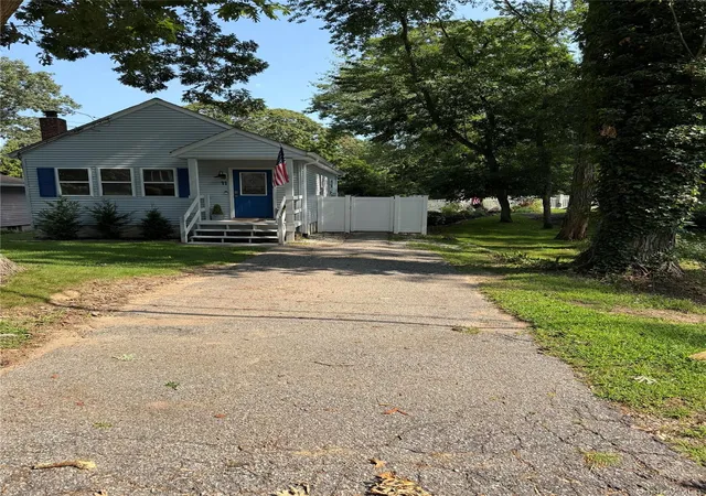 Photo 3 of Single family home for sale at 11 Huntington Rd, Brookhaven, NY 11789 | MLS# 1036901 | Listing updated on 2026-10-07