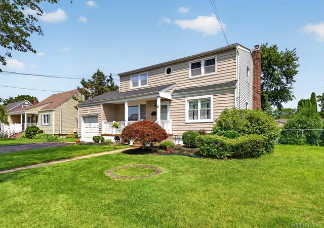 Photo 3 of Single family home for sale at 88 Crestwood Blvd, Oyster Bay, NY 11735 | MLS# 1036921 | Listing updated on 2026-10-05