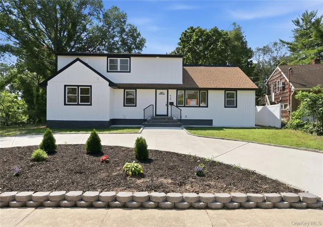1st image of 930 Park Dr, Hempstead, NY 11793 | MLS# 1036936