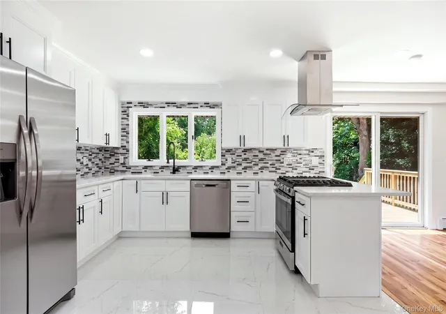 2nd image of 930 Park Dr, Hempstead, NY 11793 | MLS# 1036936