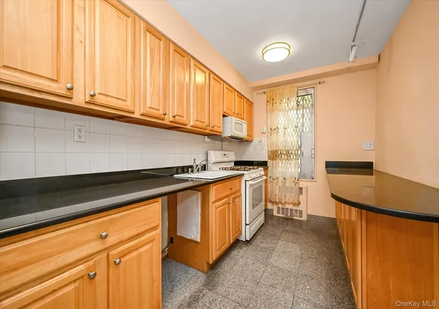 Photo 3 of House for sale at 140-18 Burden Crescent #411, New York, NY 11435 | MLS# 1036999 | Listing updated on 2026-08-11