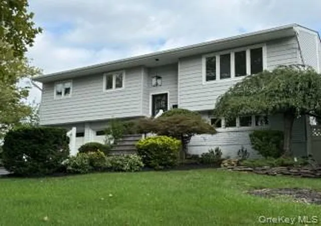 Photo 1 of Single family home for sale at 6 Oatley Pl, Smithtown, NY 11725 | MLS# 1037016 | Listing updated on 2026-09-08
