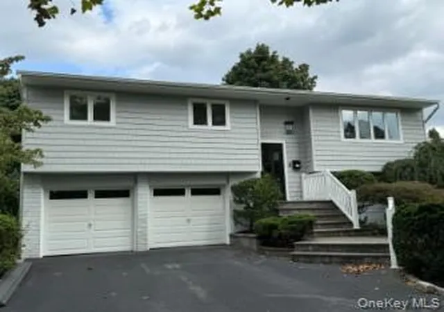 Photo 2 of Single family home for sale at 6 Oatley Pl, Smithtown, NY 11725 | MLS# 1037016 | Listing updated on 2026-09-08