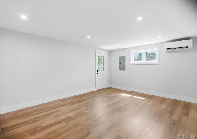 Photo 3 of Sale Pending at 6 Oatley Pl, Smithtown, NY 11725 | MLS# 1037016 | Listing updated on 2026-09-23