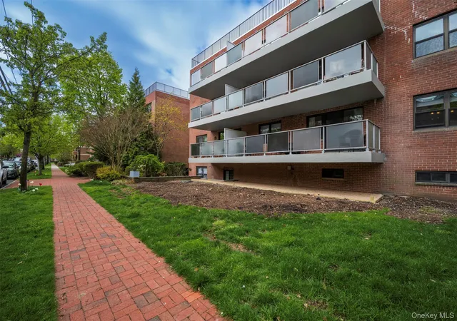 2nd image of 20 Canterbury Rd, North Hempstead, NY 11021