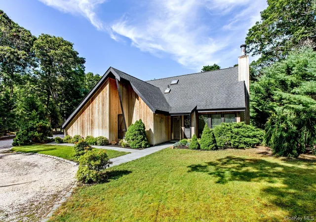 Photo 1 of Single family home for sale at 6 Strathmore Ct, Southampton, NY 11960 | MLS# 1037031 | Listing updated on 2026-10-03