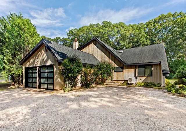 Photo 2 of Single family home for sale at 6 Strathmore Ct, Southampton, NY 11960 | MLS# 1037031 | Listing updated on 2026-10-03