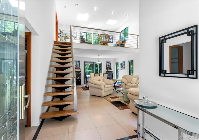 Photo 4 of Single family home for sale at 6 Strathmore Ct, Southampton, NY 11960 | MLS# 1037031 | Listing updated on 2026-10-03