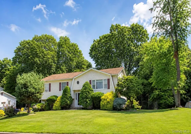 Photo 2 of Sale Pending at 8 Rockridge Dr, Haverstraw, NY 10984 | MLS# 1037050 | Listing updated on 2026-09-23