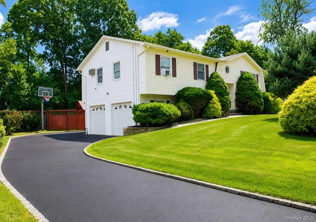 Photo 3 of Sale Pending at 8 Rockridge Dr, Haverstraw, NY 10984 | MLS# 1037050 | Listing updated on 2026-09-23