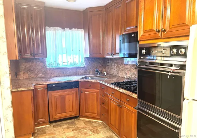Photo 2 of Single family home for sale at 6515 180th Street, New York, NY 11365 | MLS# 1037072 | Listing updated on 2026-08-16