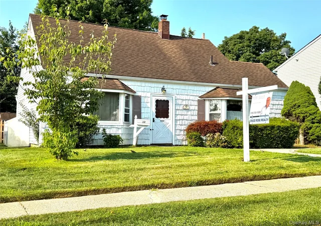 Photo 2 of Sale Pending at 32 Griddle Ln, Hempstead, NY 11756 | MLS# 1037093 | Listing updated on 2026-08-20