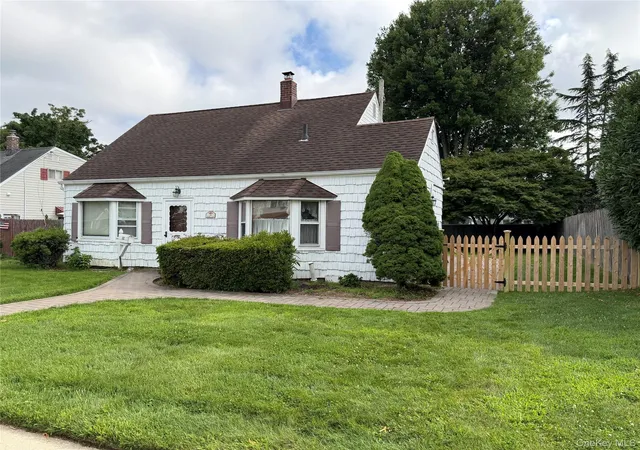 Photo 3 of Sale Pending at 32 Griddle Ln, Hempstead, NY 11756 | MLS# 1037093 | Listing updated on 2026-08-20