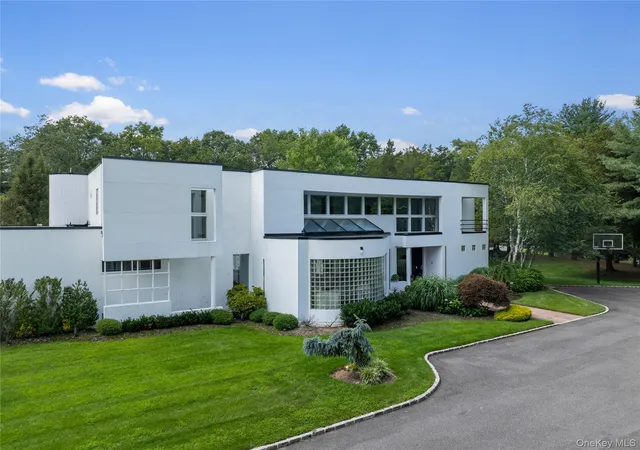 1st image of 1 Vista Dr, Oyster Bay, NY 11791 | MLS# 1037102