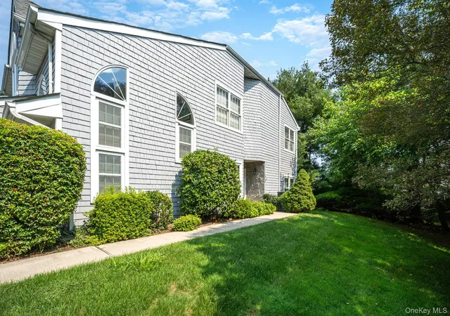 Listing Photo 3 - Condo for sale in building located at 188 Lakebridge Dr N, Smithtown, NY 11754