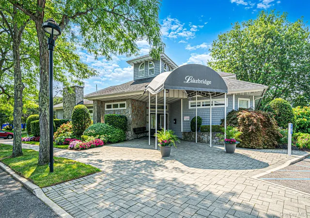 31st image of 188 Lakebridge Dr N, Smithtown, NY 11754 | MLS# 1037124