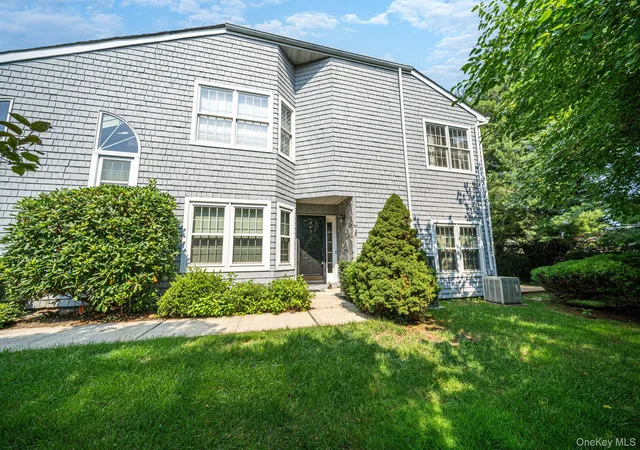 Listing Photo 4 - Condo for sale in building located at 188 Lakebridge Dr N, Smithtown, NY 11754
