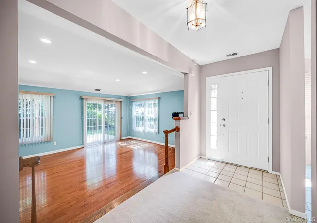 Listing Photo 5 - Condo for sale in building located at 188 Lakebridge Dr N, Smithtown, NY 11754