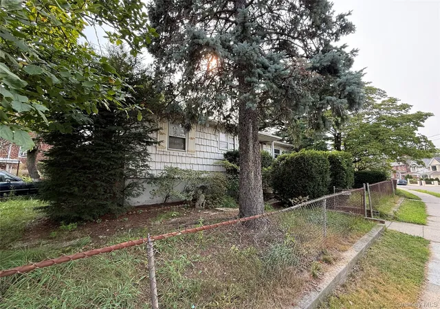 3rd image of 3140 Country Club Rd, New York, NY 10465 | MLS# 1037172