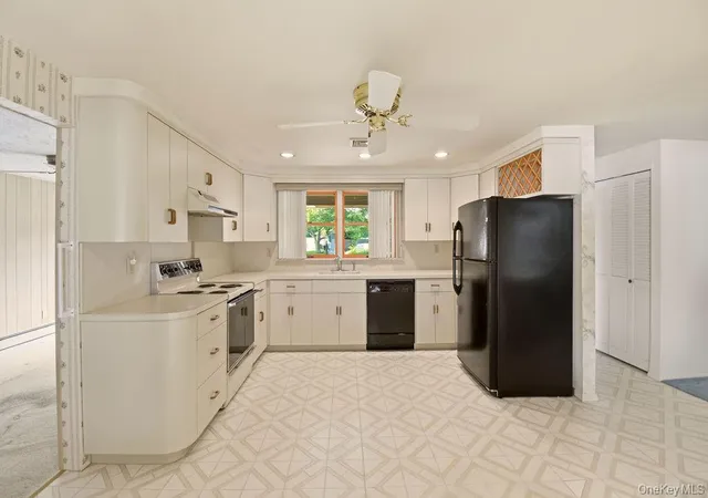Photo 4 of Sale Pending at 6 Budenos Dr, Islip, NY 11782 | MLS# 1037177 | Listing updated on 2026-09-02