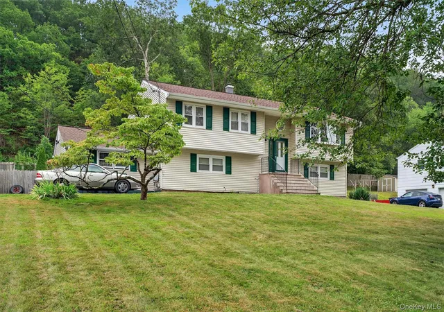Photo 2 of Sale Pending at 100 Birchwood Dr, Woodbury, NY 10930 | MLS# 1037218 | Listing updated on 2026-09-17